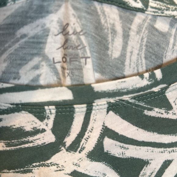 Loft sage and white print short sleeve scoop neck t shirt size XS​ - Picture 2 of 3